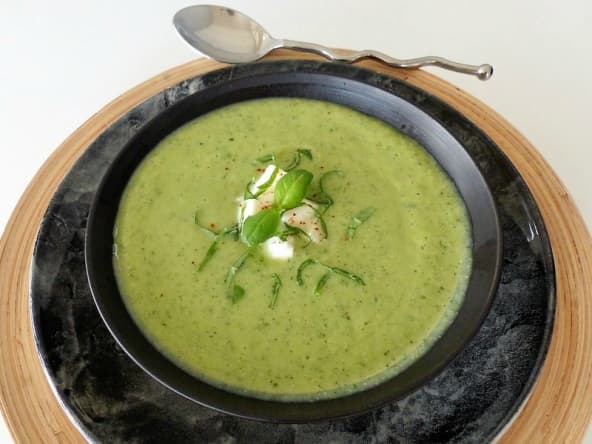 Velouté de courgette, mozzarella et basilic