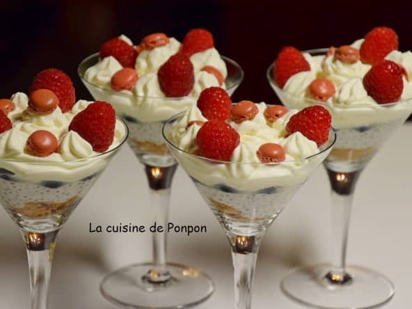 Crème de graines de chia au lait de coco, framboises et myrtilles 