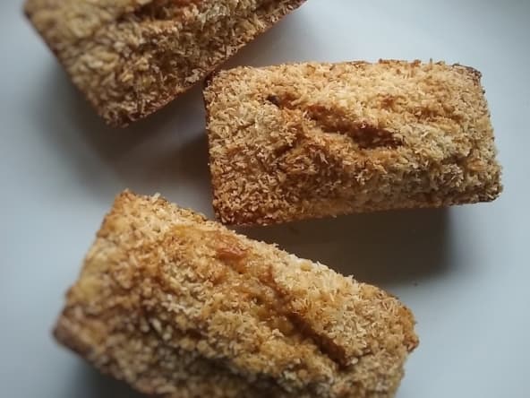 Cakes individuels légers aux flocons d'avoine et à la noix de coco