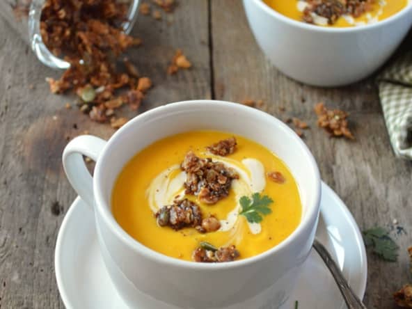 Velouté de butternut et granola à la cacahuète