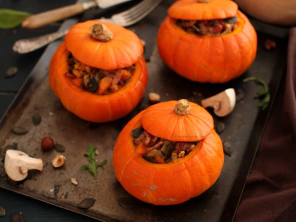 Potimarrons farcis aux lardons, champignons, oignons, noisettes et graines de courge