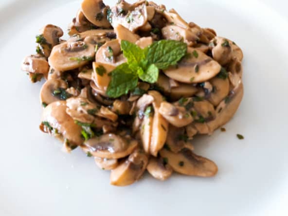Salade de champignons aux herbes fraîches et à la moutarde
