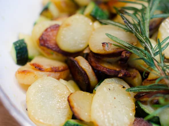 Poêlée de courgettes et de pommes de terre à l'ail et au romarin
