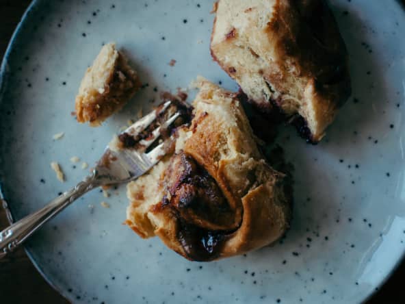 Roulés tièdes à la cardamome, mûres et crème de marrons