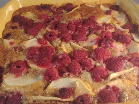 Clafoutis facile aux amandes, pommes et framboises