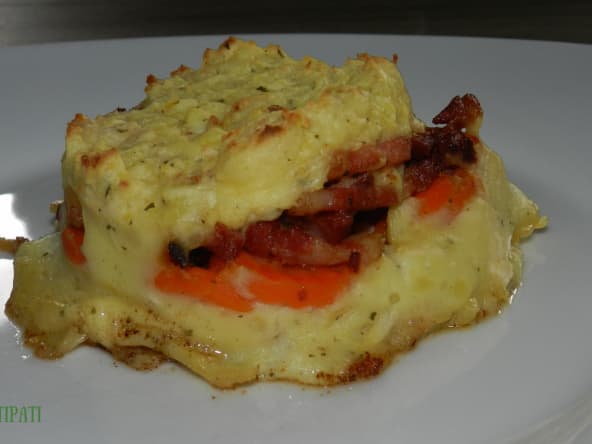 Mes carottes et ses lardons se faufilent entre deux couches de purée au fromage ail et fines herbes