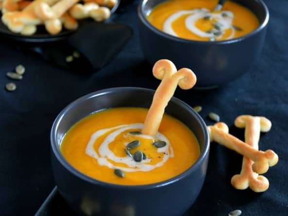 Velouté au potiron, orange et 4 épices et ses gressins en forme d'os