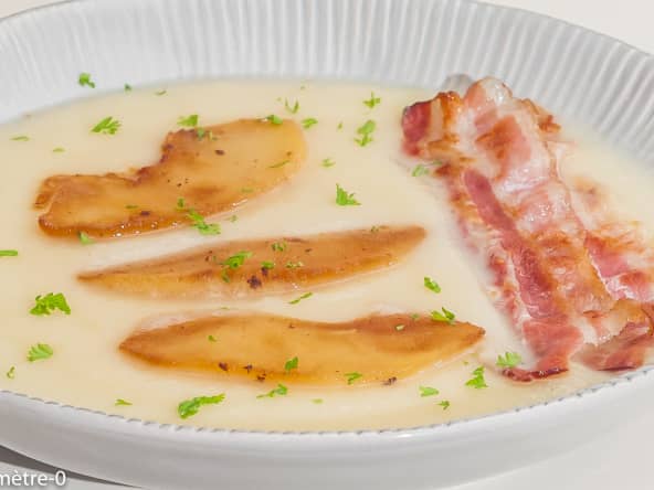 Soupe de céleri aux pommes et lard craquant
