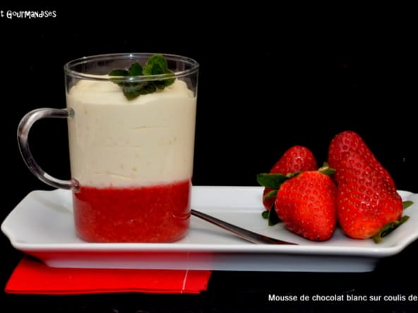Mousse de chocolat blanc aux perles de Tapioca sur coulis de Fraises.
