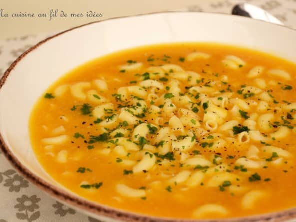 Potage de poireaux et carottes au parmesan râpé et pâtes coquillettes