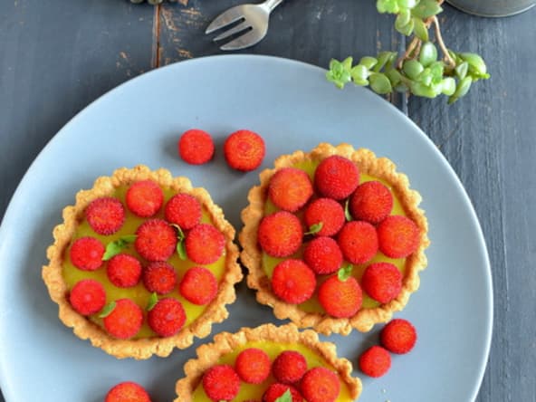 Délicieuses tartelettes véganes aux arbouses et crème au citron
