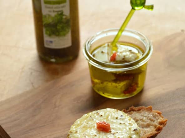 Fromage de chèvre mariné à l'huile d'olive pour l'apéritif