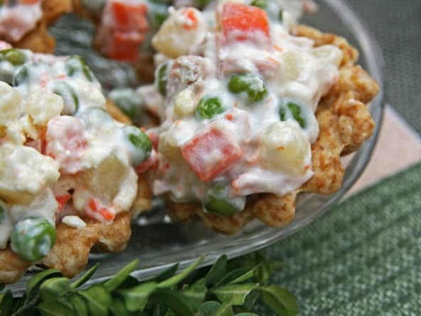 Salade russe, macédoine de légumes au homard, caviar, oeufs de lumps