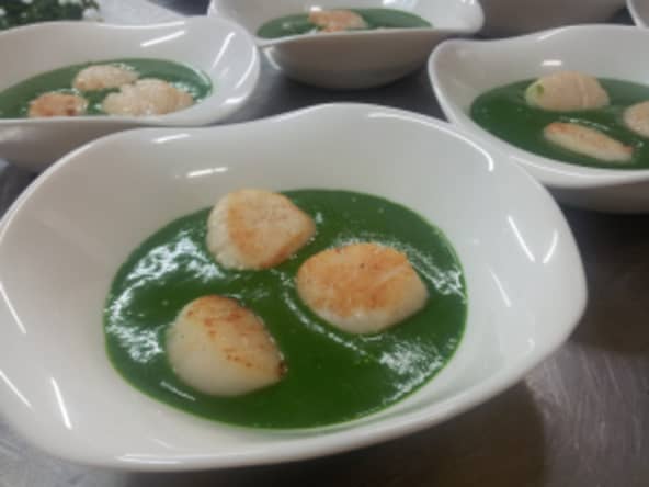 Potage d'orties, de pommes de terre et d'oignons