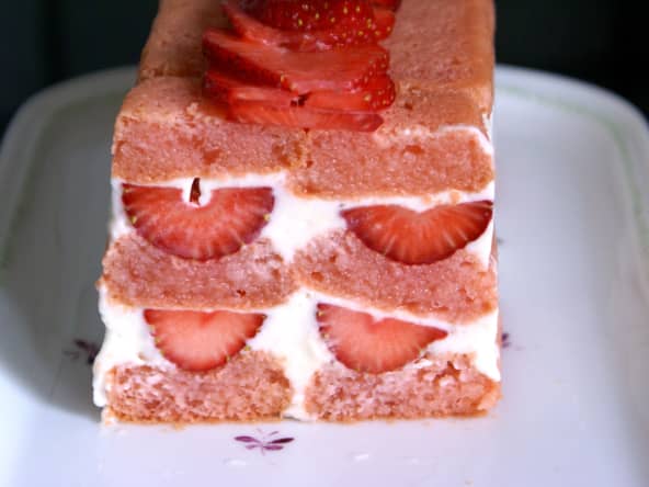 Charlotte aux fraises sur assiette blanche