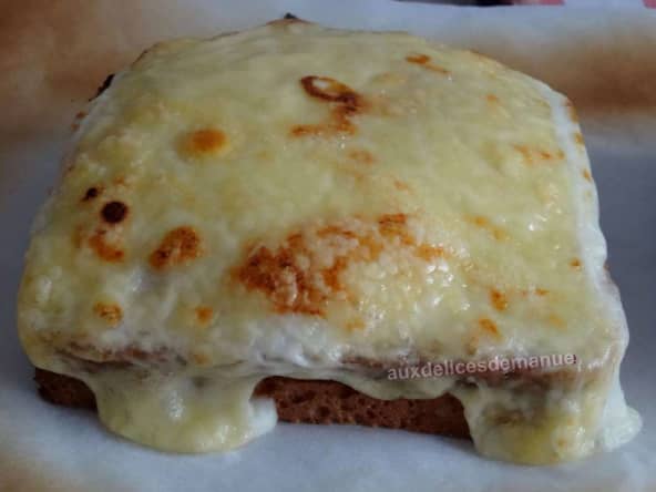 Croque monsieur gratiné à la béchamel, au bœuf et poitrine fumée 