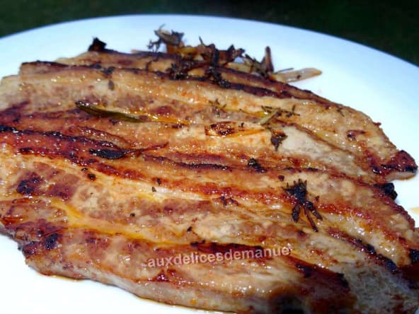 Tranches de poitrine de porc marinées noix et concentré de tomate à la plancha 