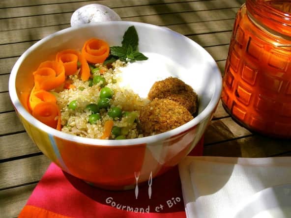 Buddha bowl aux quinoa, petits pois et falafels