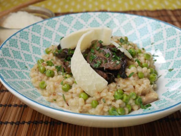 Risotto d'orge perlé aux petits pois et aux champignons