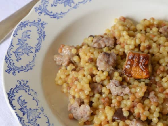 Fregola funghi e salsiccia comme en Sardaigne