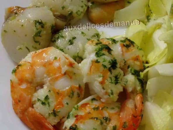 Noix de saint-Jacques et gambas royales poêlées au beurre à l'ail et au persil