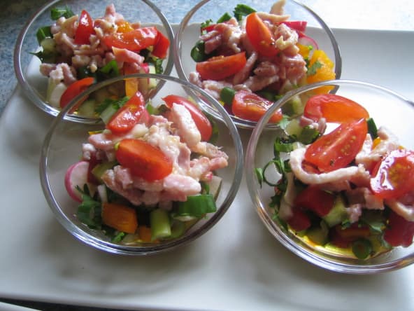 verrines apéritives campagnardes: petits légumes croquants et lardons fumés 