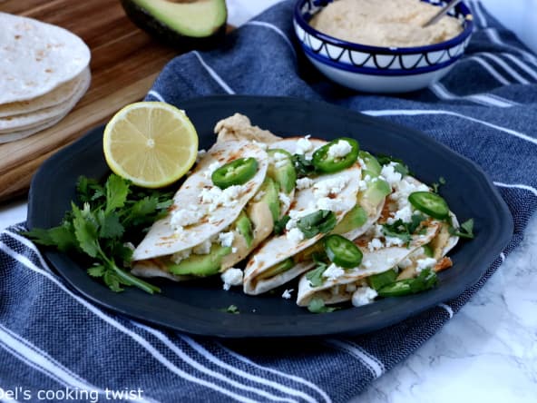 Quesadillas à l'hummus, avocat et feta, une recette de la cuisine mexicaine