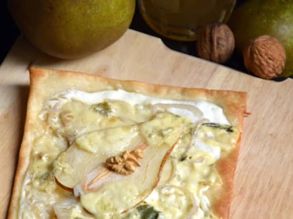 Flammekueche au fromage bleu, poire et noix