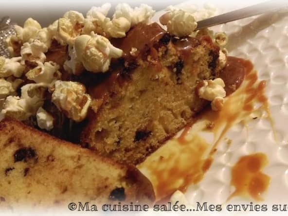 Cake au pop corn, pépites de chocolat et caramel beurre salé