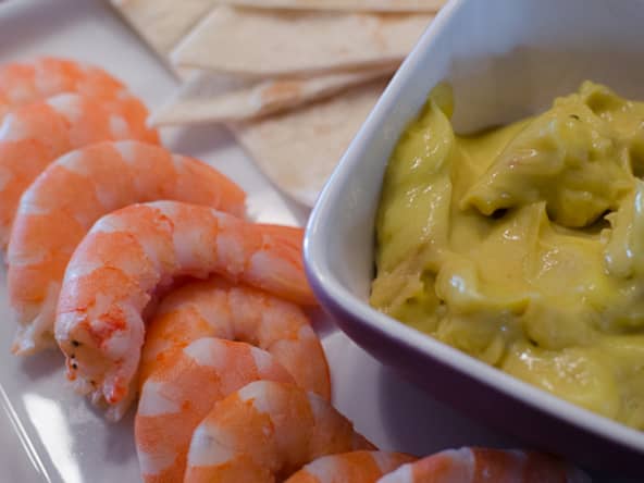 Crevettes à la mayonnaise à l'huile de pistache et tortillas