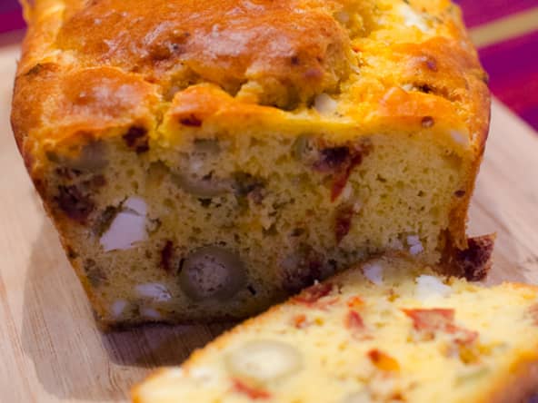 Cake aux tomates séchées, à la feta et aux olives vertes