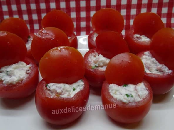 Tomates cocktail au fromage de chèvre frais et bacon
