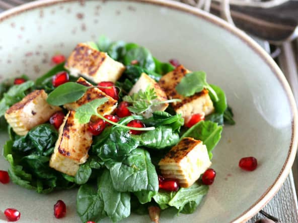 Salade végétalienne épinard et tofu mariné, sauce soja