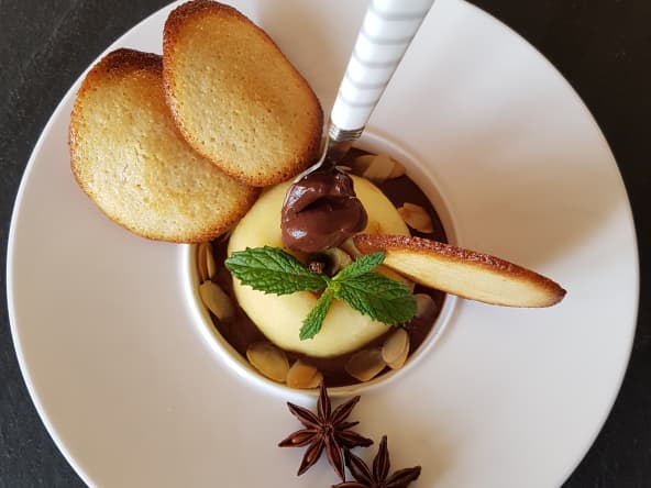 Pomme pochée au vin blanc ganache et tuile citron