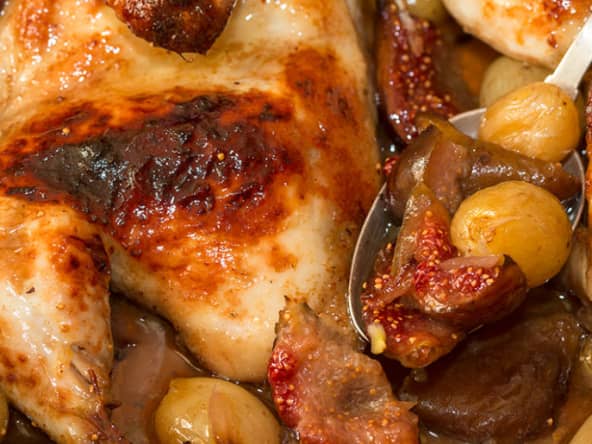 Coquelet rôti au miel, raisins confits et figues