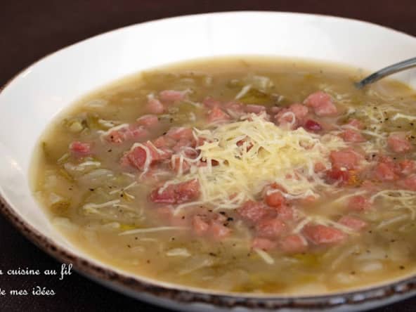 Soupe aux oignons et chicons, dés de jambon grillés au miel