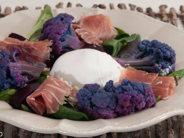 Salade de chou fleur violet aux betteraves, à la burrata et au jambon de Parme