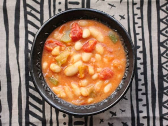 Haricots blancs mijotés au beurre de cacahuètes oignons tomates