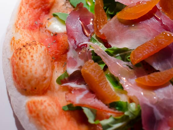 Pizza au jambon cru, à la roquette et aux abricots secs