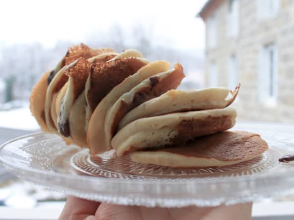 Pancakes sans sucre et fourrés à la pâte à tartiner
