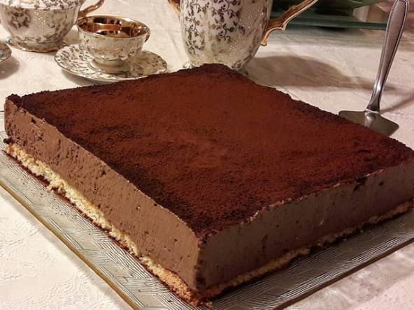 Gâteau mousse au chocolat sur biscuit dacquoise aux amandes