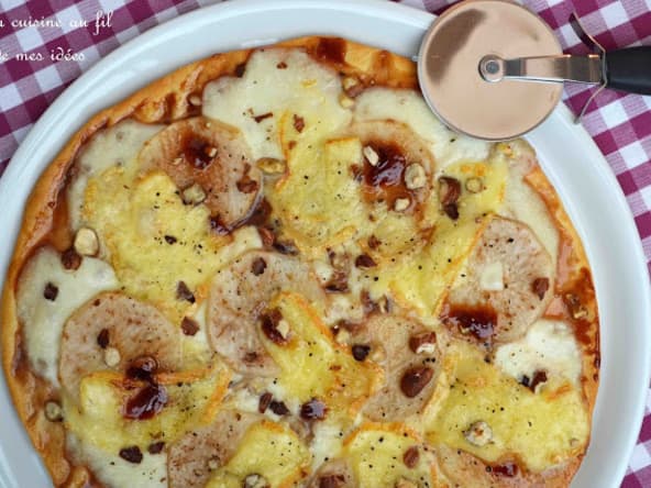 Pizza originale à la belge, aux poires, fromage de Herve, sirop de Liège et noisettes