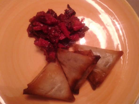 Samosa de boudin noir, salade de betteraves et pommes granny sauce asiatique