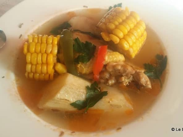 Le Sancocho, une soupe au poulet, maïs et igname, plat national de Panama.