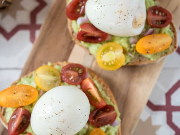 Tartines garnies comme un avocado toast à l'avocat, oeuf et tomates cerises