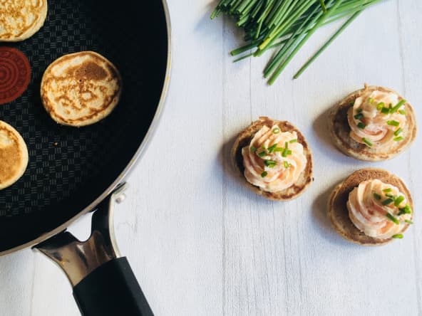 Blinis de sarrasin surmontés d'une mousse de saumon fumé