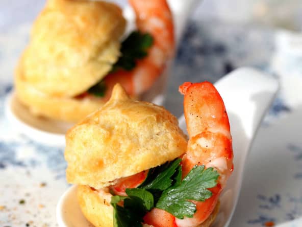 Petits choux fourrés aux gambas marinées au poivre Timut et tarama de cabillaud