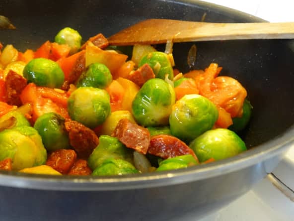 Choux de Bruxelles et chorizo au wok