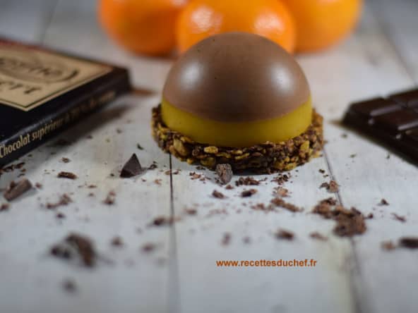 Dôme de mousse au chocolat noir sur une fine gelée de clémentine