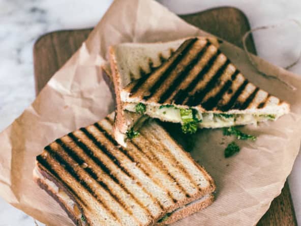 Croque-monsieur au kale et oignons confits